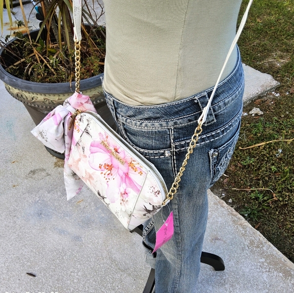 BETSEY JOHNSON WHITE/MULTICOLOR FLORAL BETSEY JOHNSON CROSSBODY w/ SCARF - Picture 4 of 6